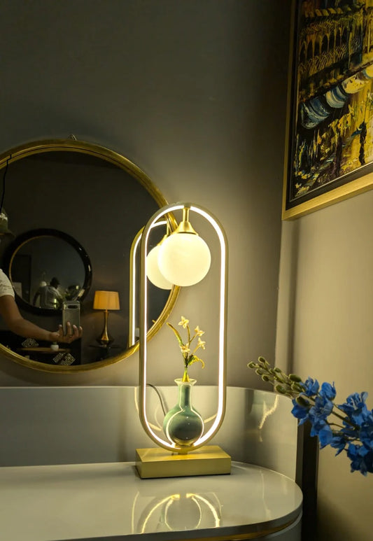 Modern Golden Globe Table Lamp – Minimalist Luxury Lighting with Integrated Vase